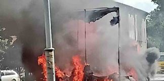 Samochód ciężarowy spłonął w centrum miasta (ZDJĘCIA)
