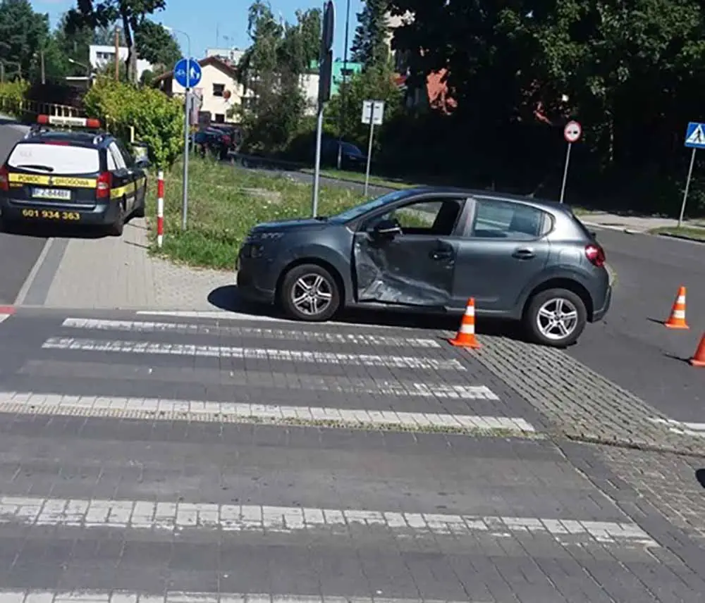 Wypadek W Zielonej Górze. Zderzenie Toyoty I Citroena. Jedna Osoba ...