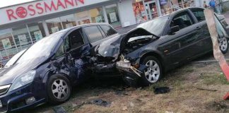 Policyjny pościg za bmw. Uciekinier rozbijał samochody. Ranna jedna osoba. Sprawcy szuka policja