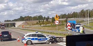 Wypadek. Radiowóz policji rozbił się o barierki na A2. Policjant trafił do szpitala