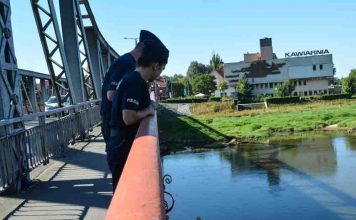 Stał na moście w Krośnie Odrzańskim, Chciał skoczyć. Policjanci zadziałali błyskawicznie