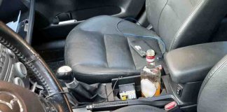 Pijany mazdą niemal potrącił ludzi na przejściu. Z samochodu wyciągnęli go policjanci