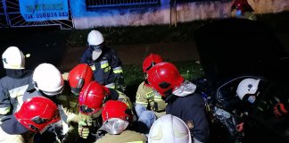 Poważy wypadek. Zderzyły się audi i volkswagen. Zakleszczony kierowca (ZDJĘCIA)