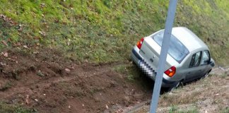 Samochód wypadł z drogi do rowu koło Świdnicy