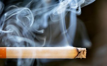 Makabryczna śmierć. Spalony mężczyzna znaleziony siedzący w fotelu. W ręku miał papierosa