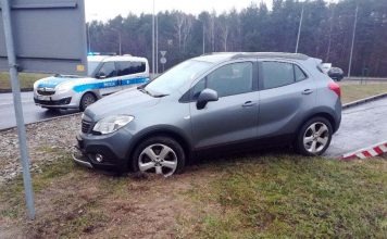 Kompletnie pijany kierowca opla uderzył w przystanek autobusowy w Zielonej Górze. Po pościgu zatrzymali go kierowcy (ZDJĘCIA)