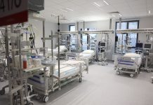 W zielonogórskim szpitalu na COVID-19 zaszczepiono księdza, informatyków i księgowego, a nie medyków?