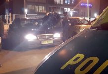 Zadyma pod Biedronką w Zielonej Górze. Policjanci najpierw skuli kierowcę mercedesa i wyciągnęli z auta, a potem wypuścili (FILM CZYTELNIKA)