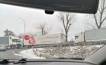 Było groźnie. Volkswagen uderzony przez ciężarówkę wpadł na drugą ciężarówkę (ZDJĘCIE CZYTELNIKA)