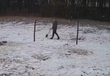 Ukradł łopatę z budowy w Zielonej Górze. Był na spacerze z… dziećmi. Wszystko nagrała kamera. Właściciel czeka na zwrot (ZDJĘCIA CZYTELNIKA)