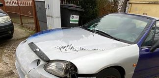 Ktoś uderzył w auto zaparkowane pod domem i uciekł (ZDJĘCIA CZYTELNIKA)