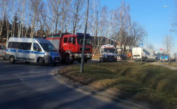 Wypadek w Nowogrodzie Bobrzańskim. Bus uderzył w samochód osobowy. Jedna osoba w karetce