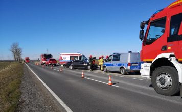Wypadek z udziałem skody żandarmerii wojskowej i volkswagena. Wylądował śmigłowiec LPR (ZDJĘCIA)