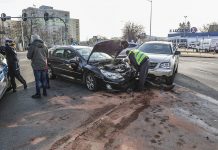 Zderzenie peugeota i chryslera na skrzyżowaniu w Zielonej Górze (ZDJĘCIA)