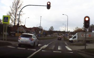 Tak kierowca citroena przejechał przez przejście w Zielonej Górze na czerwonych światłach (FILM CZYTELNIKA)