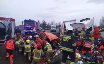 Makabryczny wypadek. Zginęło trzech mężczyzn. Ford transit zderzył się z ciężarówką i hyundaiem (ZDJĘCIA)
