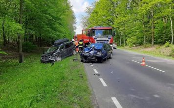 Wypadek. Czołowe zderzenie renault i volkswagena. Dwie osoby ranne (ZDJĘCIA)