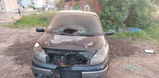 Spalony samochód stoi na placu w Zielonej Górze (ZDJĘCIA CZYTELNIKA)