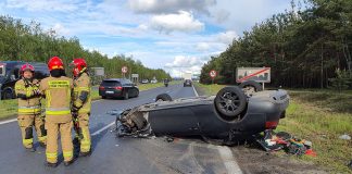 Wypadek w Zielonej Górze. Audi uderzyło w toyotę. Auta dachowały, toyota uderzyła w drzewa (ZDJĘCIA)