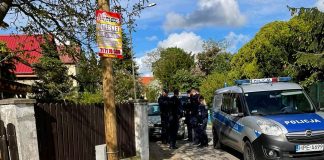 Kierowca jechał bez prawa jazdy. Przed policją zamknął się w domu u rodziców w Zielonej Górze (ZDJĘCIA CZYTELNIKA)