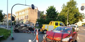 Wypadek w Zielonej Górze. Samochody mocno rozbite. Ranne dwie osoby (ZDJĘCIA CZYTELNIKÓW)