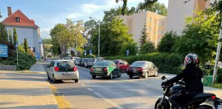 Samochód stoczył się z parkingu na jezdnię w Zielonej Górze (ZDJĘCIE CZYTELNIKA)