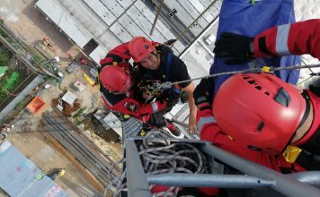 Oni mają stalowe nerwy. Ściągali operatora dźwigu, w ramach ćwiczeń (FILM, ZDJĘCIA)