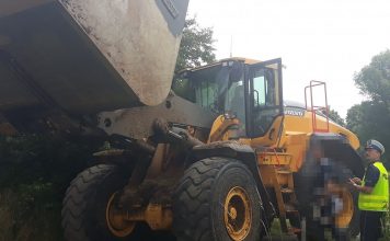 Straszna śmierć. Najechał ładowarką na śpiącego w trawie mężczyznę. 62-latek został zmiażdżony