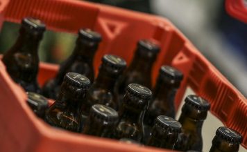 Biedronka wycofuje ze sprzedaży partię piwa. Alkoholowe oznaczono jako bezalkoholowe