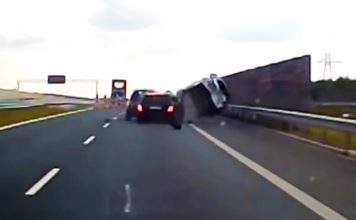 Wypadek na S3. 77-latek mercedesem rozbił audi. Pojazd dachem uderzył w barierki. Ranne cztery osoby (FILM)