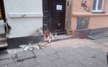 Kierowca chevroleta zabił na chodniku 4-latka. Ludzie przynoszą znicze. Policja szuka sprawcy, który uciekł