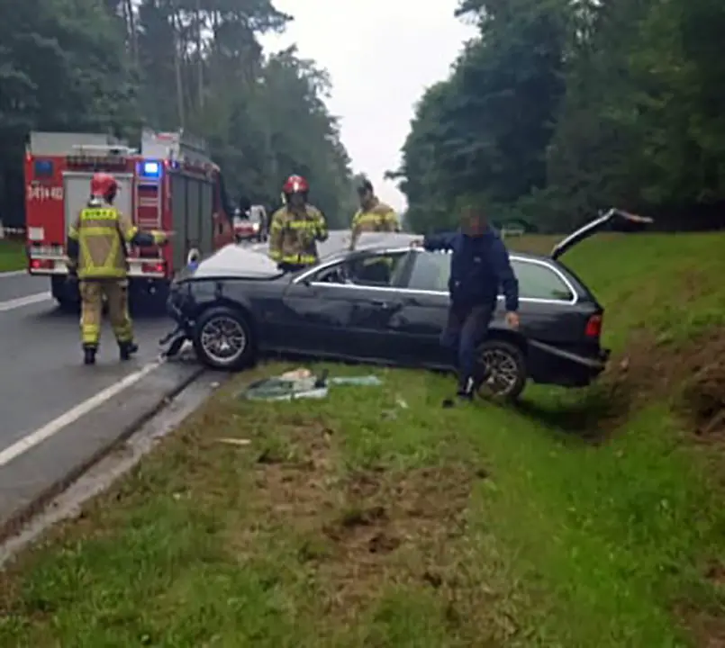 Wypadek W Zielonej Górze. Koziołkowało Bmw. Na Miejscu Służby Ratunkowe ...