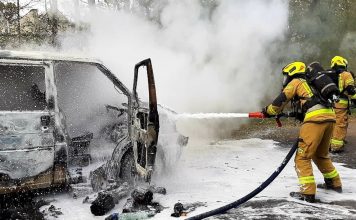 Spłonął bus wypełniony drewnem. Doszczętnie (ZDJĘCIA)