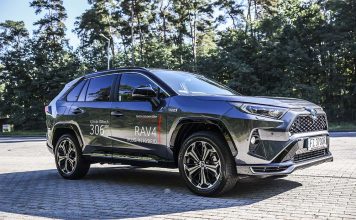 Hybrydowa Toyota Rav 4 plug-in przyspiesza w 6 sekund do setki. I jeździsz nią jak elektrykiem (FILM)