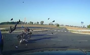 Poważy wypadek. Motorowerzysta uderzył w volkswagena, bo zajechał mu drogę. Kierowca nie ma prawa jazdy (FILM)