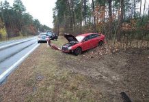 Kierująca oplem wypadła z drogi pod Zieloną Górą i koziołkowała