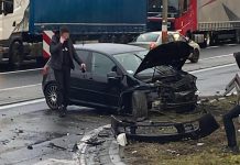 Wypadek w Świdnicy. Zderzenie toyoty i volkswagena. Droga do Zielonej Góry zablokowana (ZDJĘCIA)