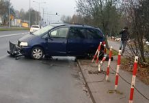 Zderzenie volkswagenów w Zielonej Górze. Jeden wypadł z drogi i skosił słupki (ZDJĘCIE CZYTELNIKA)