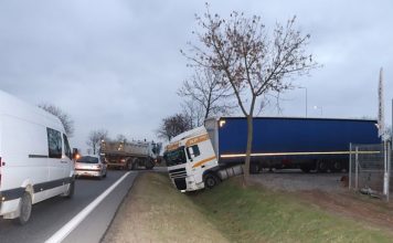 Kompletnie pijany ciężarówką zjechał z drogi. Po pomoc zadzwonił do… strażaków