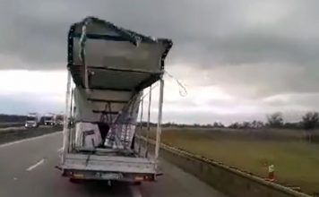 Jak kierowca mógł tego nie widzieć! Jechał ciężarówką z otwartą plandeką i gubił towar (FILM CZYTELNIKA)