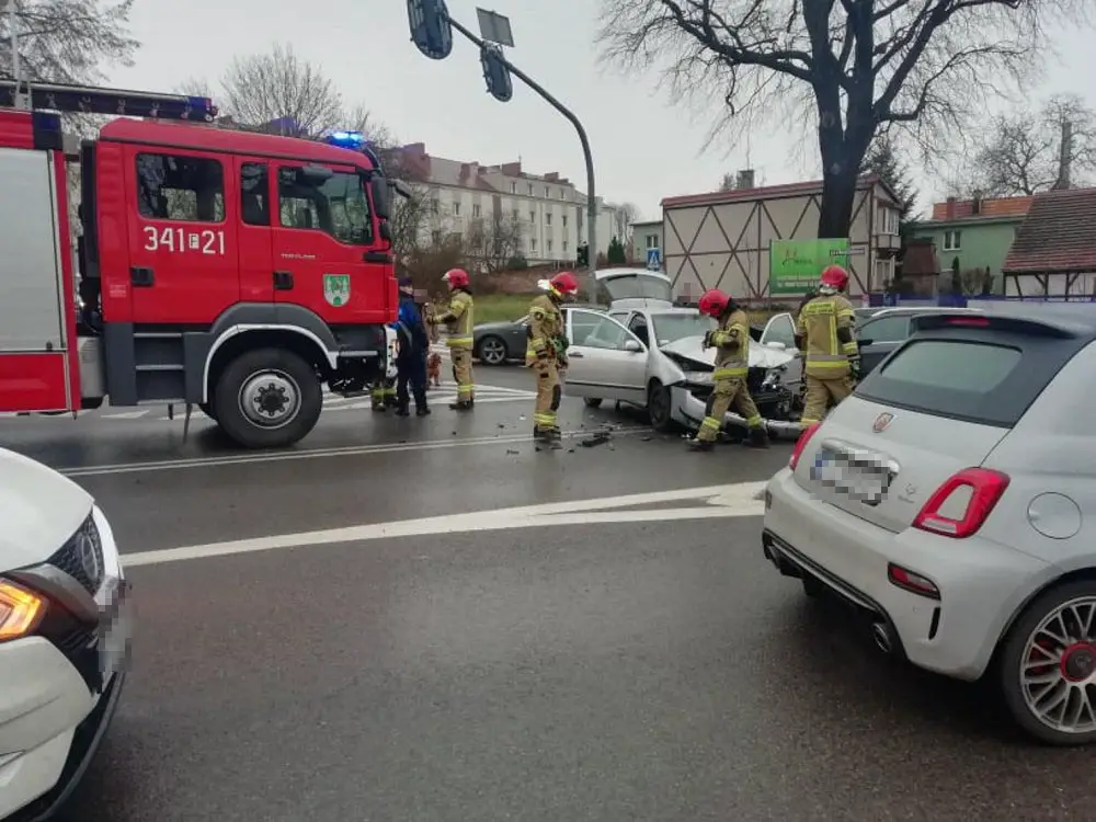 Wypadek Na Skrzyżowaniu W Zielonej Górze. Na Miejscu Służby Ratunkowe ...