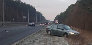 Podwójna kraksa w Zielonej Górze. Samochody rozbiły się o barierki (ZDJĘCIA CZYTELNIKÓW)