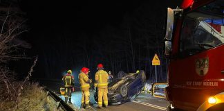 Wypadek w Zielonej Górze. Dachowanie audi. W aucie trzy osoby, jedna była nieprzytomna (ZDJĘCIA)