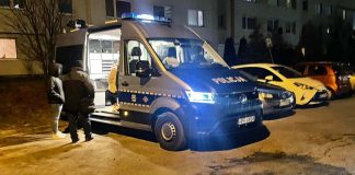 Toyotą z wypożyczalni uderzyła w płot w Zielonej Górze. 19-latka uciekła i po jakimś czasie wróciła (ZDJĘCIA CZYTELNIKA)