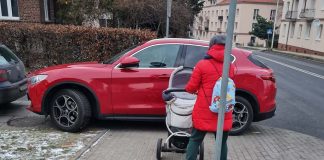 Kierowca alfy romeo zablokował chodnik w Zielonej Górze. Ludzie musieli wchodzić na jezdnię (ZDJĘCIA CZYTELNIKA)