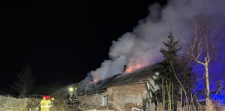 Płonie dom. Ogień wychodzi dachem. Na miejscu zielonogórscy strażacy (ZDJĘCIA, AKTUALIZACJA)