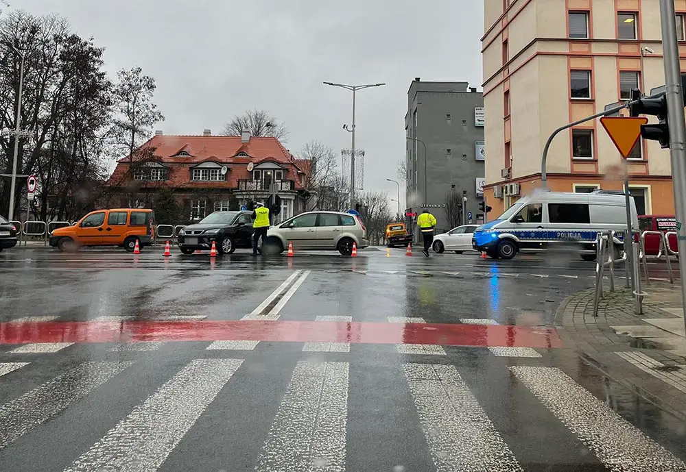 Wypadek W Centrum Zielonej Góry. Na Miejscu Służby Ratunkowe (ZDJĘCIA ...