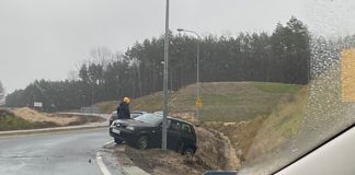 Samochód wypadł z drogi pod Zieloną Górą (ZDJĘCIE CZYTELNIKA)