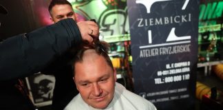 WOŚP No i ogolili głowy radnym Hryniewiczowi i Sroczyńskiemu, na łyso. To był hit (ZDJĘCIA)