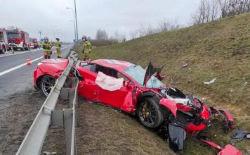 Skasował Ferrari warte fortunę. Kierowcy nic się nie stało (ZDJĘCIA)